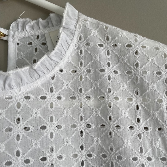 ✨NWT✨Eyelet blouse with ruffle details - Picture 4 of 9